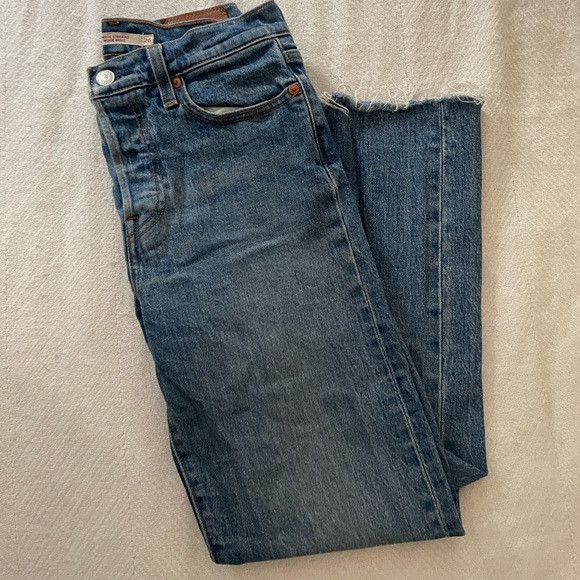 -SOLD-Aritzia Levi’s Wedgie Straight - Picture 2 of 4